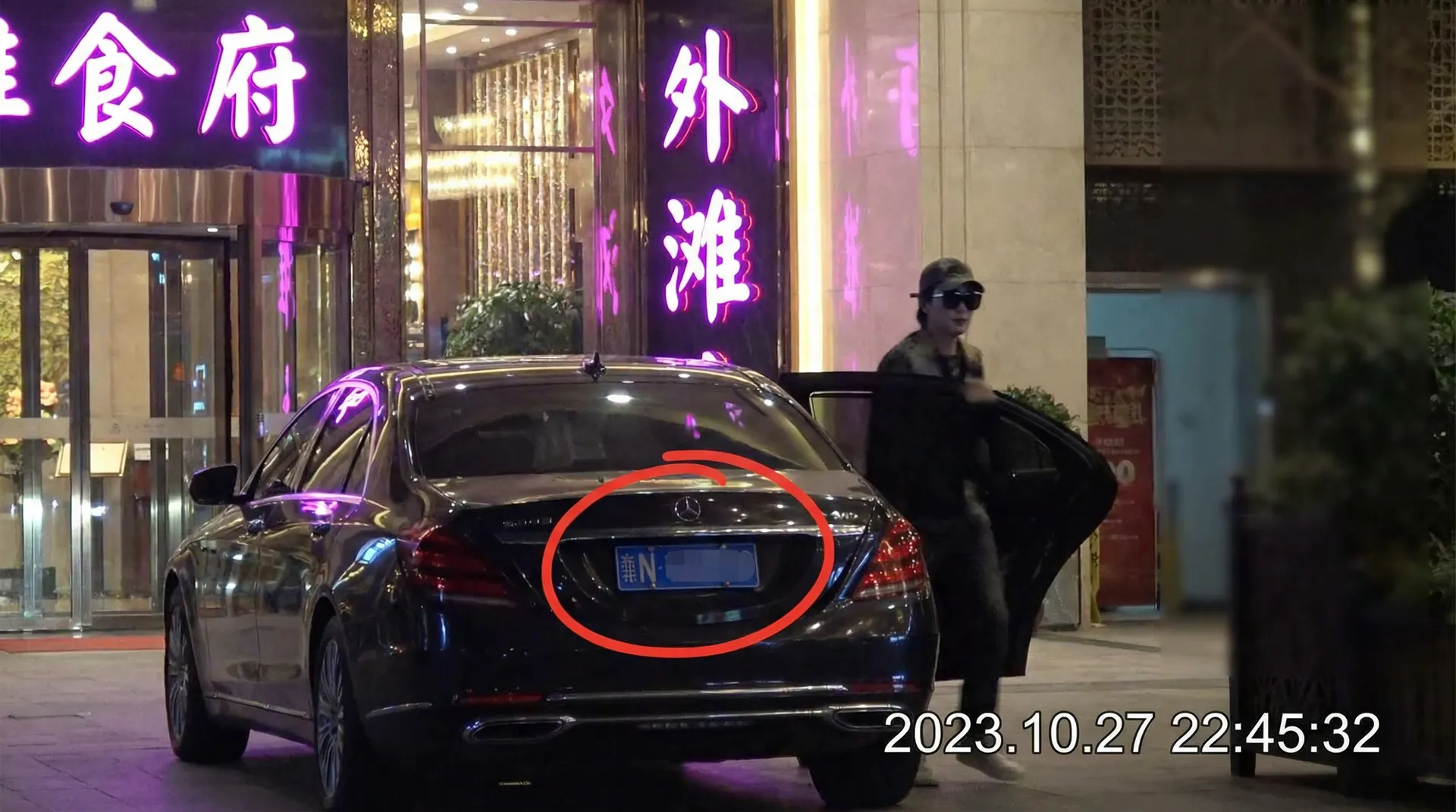 一起草cad - 豪车餐厅外被拍